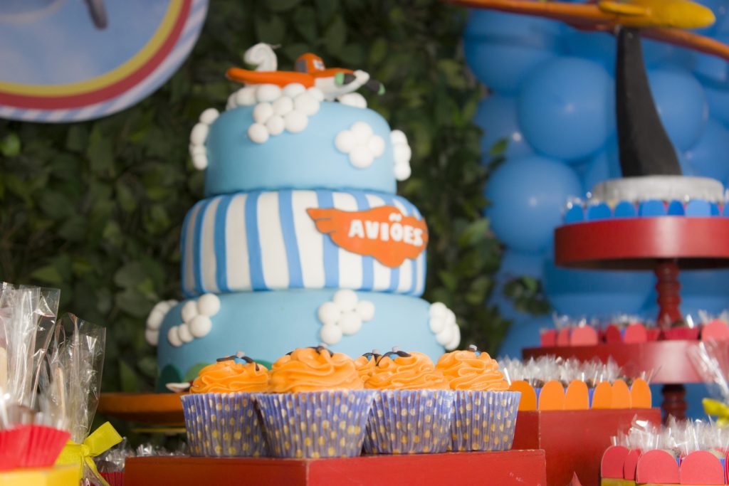 Gateau piece montée anniversaire avion